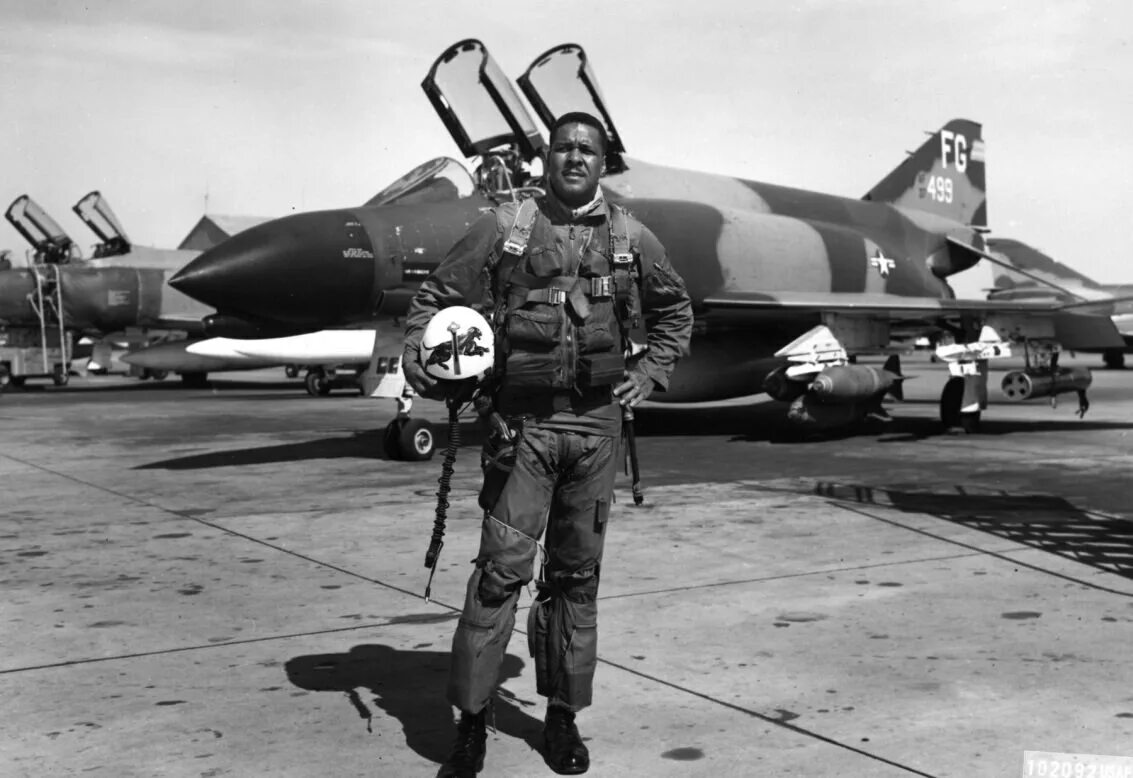 Американские самолеты вьетнам. Дуглас а-1 скайрейдер. Американские самолеты вьетнам. A-1 skyraider vietnam. B 52 бомбардировщик во вьетнаме.