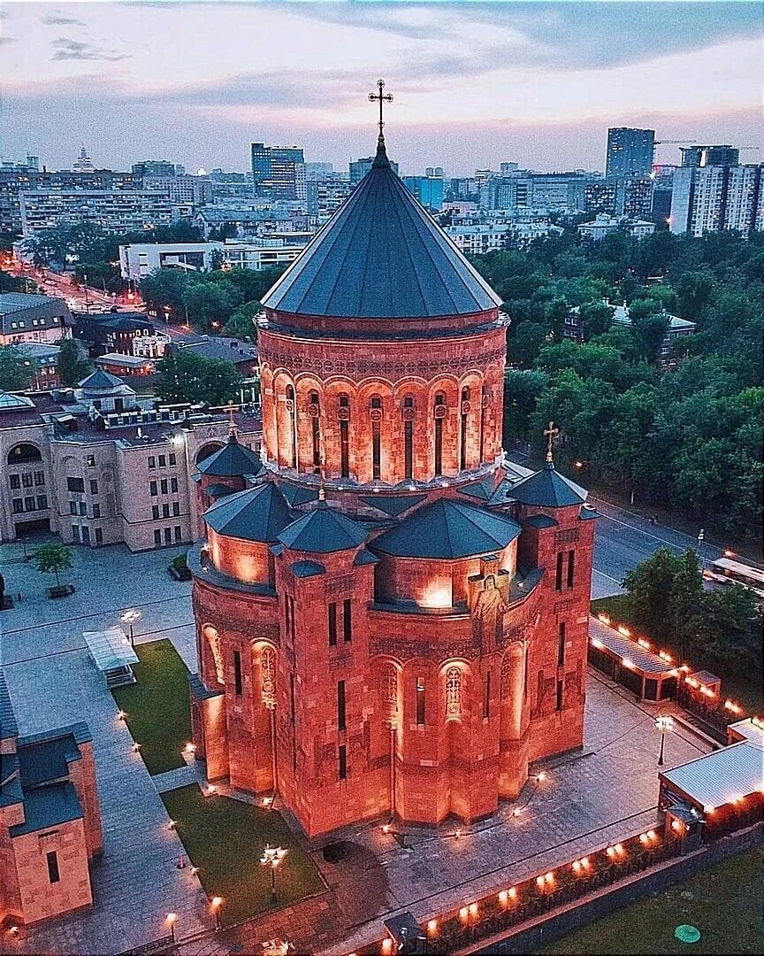 Армянские арм. Армянская Апостольская Церковь Олимпийский проспект. ААЦ армянская Апостольская Церковь. Кафедральный армянский храм в Москве.