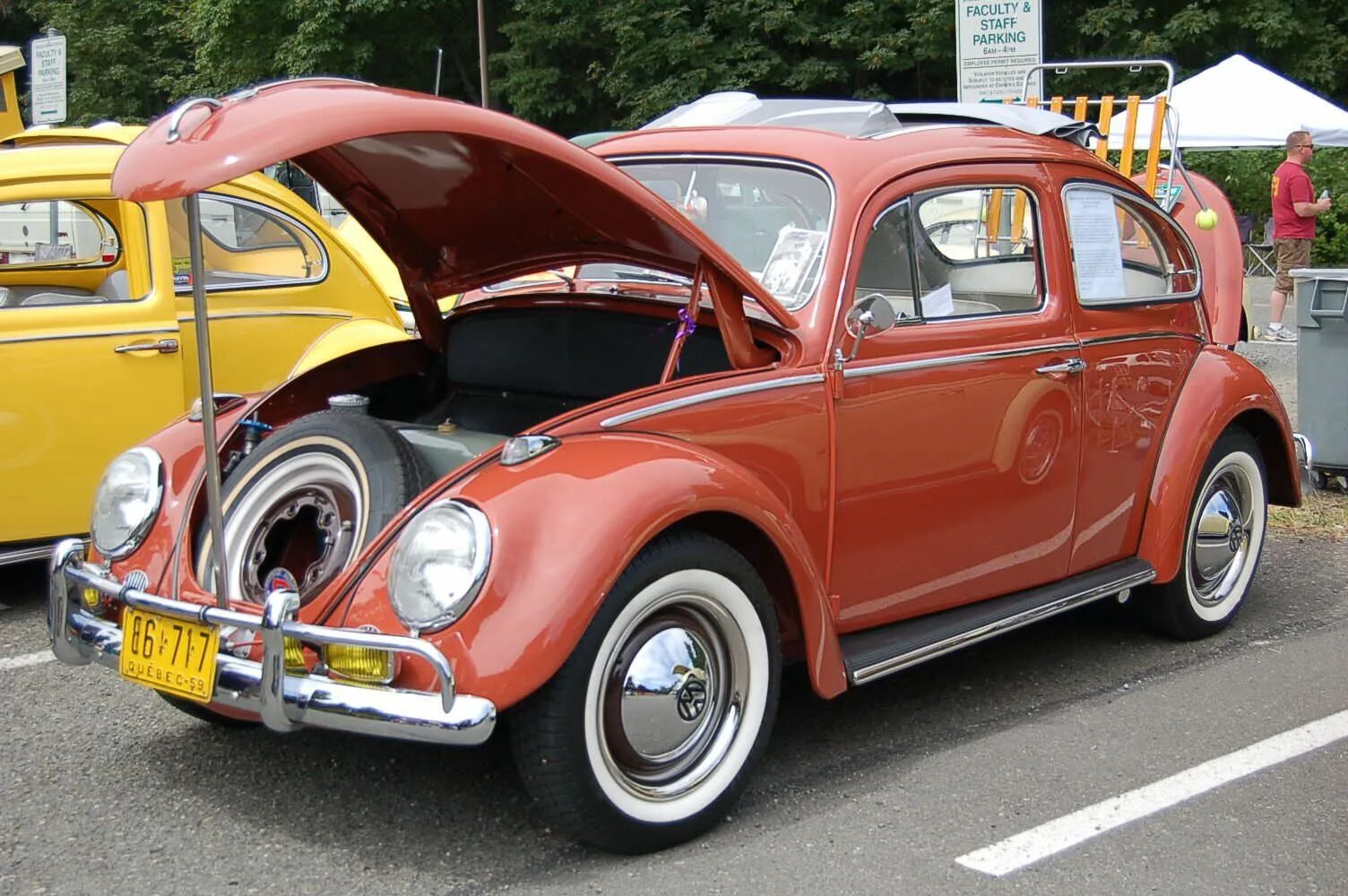 Volkswagen первый автомобиль. Первый Фольксваген Жук. Фольксваген Жук 1956г. Фольксваген Жук первая модель. Фольксваген Битл самый первый.