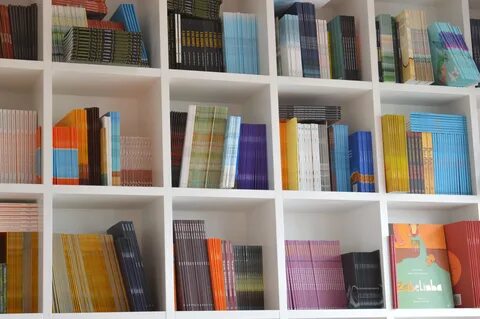 На полку в книжном шкафу