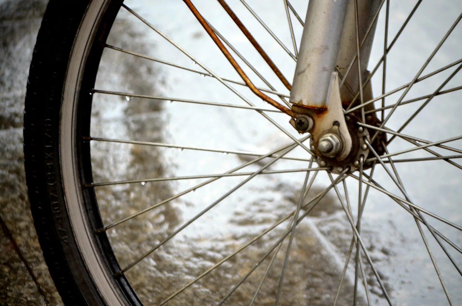 Сдувается колесо велосипеда. Сдутое колесо велосипеда. Спущенное колесо велосипеда. Спицы для велосипеда. Подспустило колесо велосипеда.