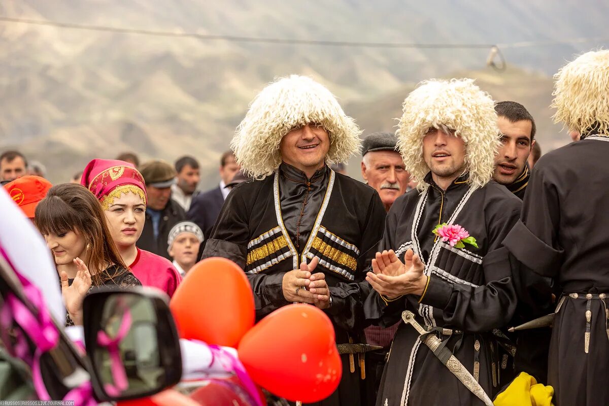 Рамзан кадыров дед мороз. Празднование нового года в дагестане. Гостеприимство народов северного кавказа. Елка в махачкале 2020 год. Елка в махачкале на площади 2021.