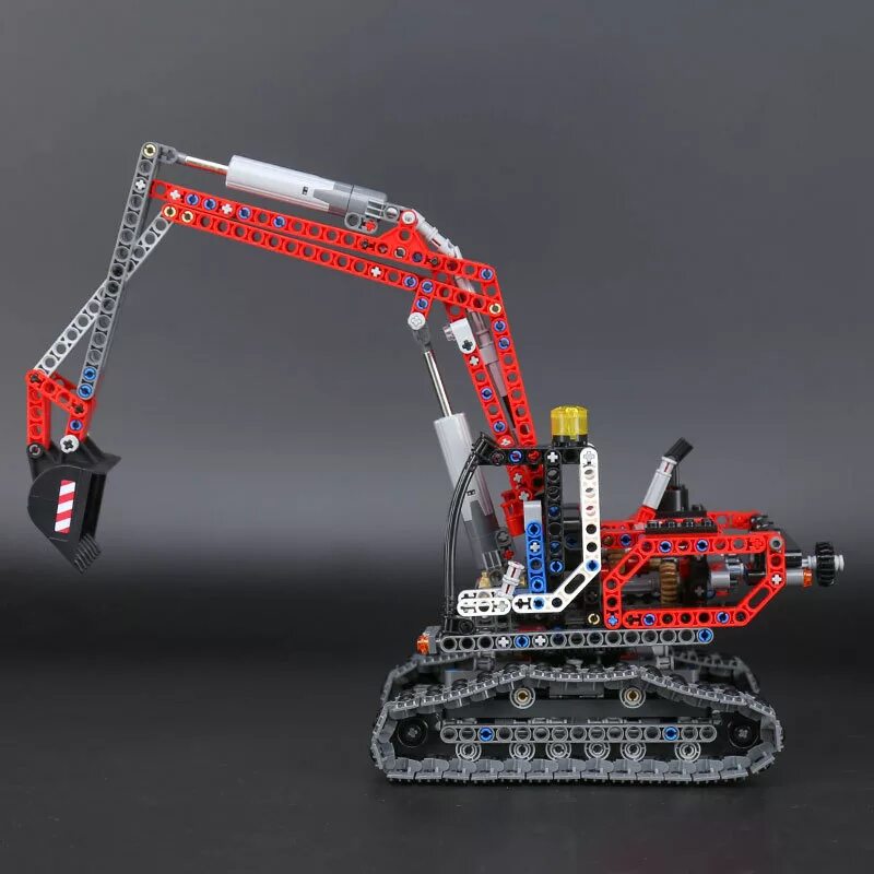 Красный экскаватор. Конструктор Technic экскаватор 90022 King 20025.