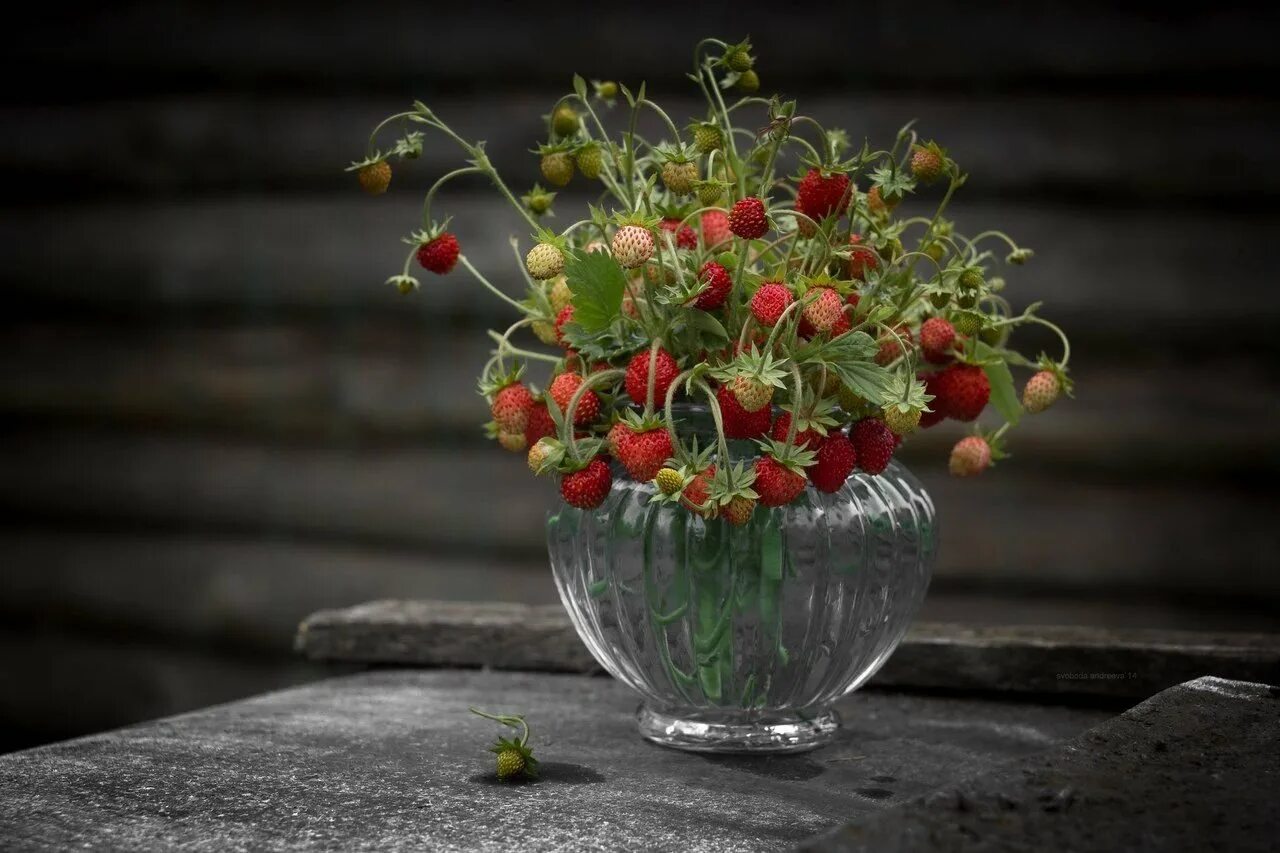 Ягоды в стекле. Клубника в стеклянной вазе. Натюрморт с ягодами. Букет земляники. Лето ягоды цветы.