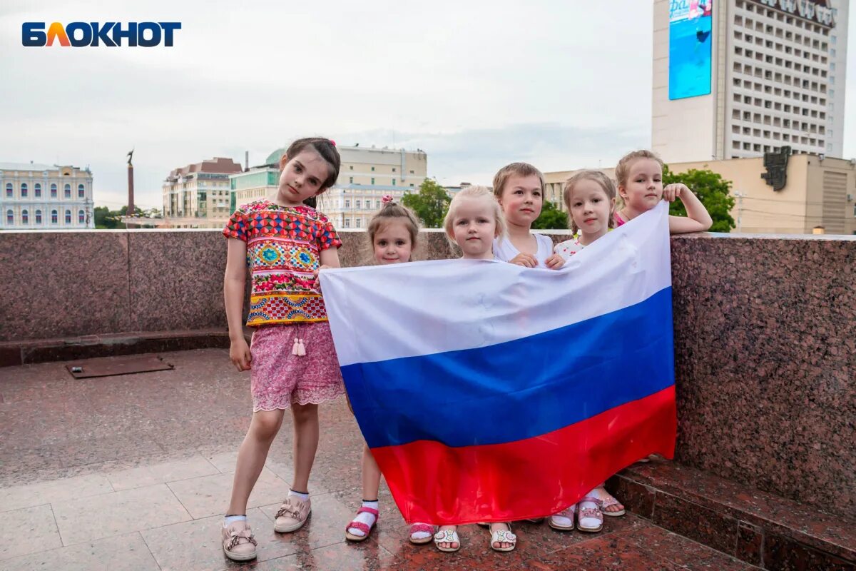 Женщина с российским флагом. Семья с российским флагом. Фотосессия с флагом. Сделать фото с флагом. Блондинка с российским флагом.