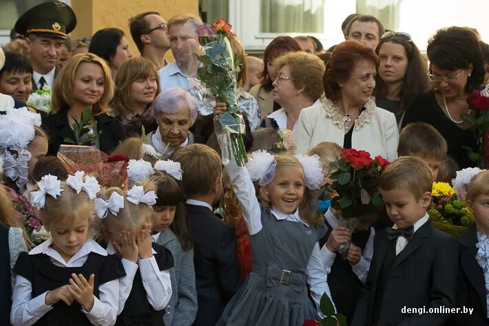 дети за партами 1 сентября. школа в стране белоруссии. белорусская школа. забровак выпуск белоруссия школа 1 средняя. первая школа беларуси.