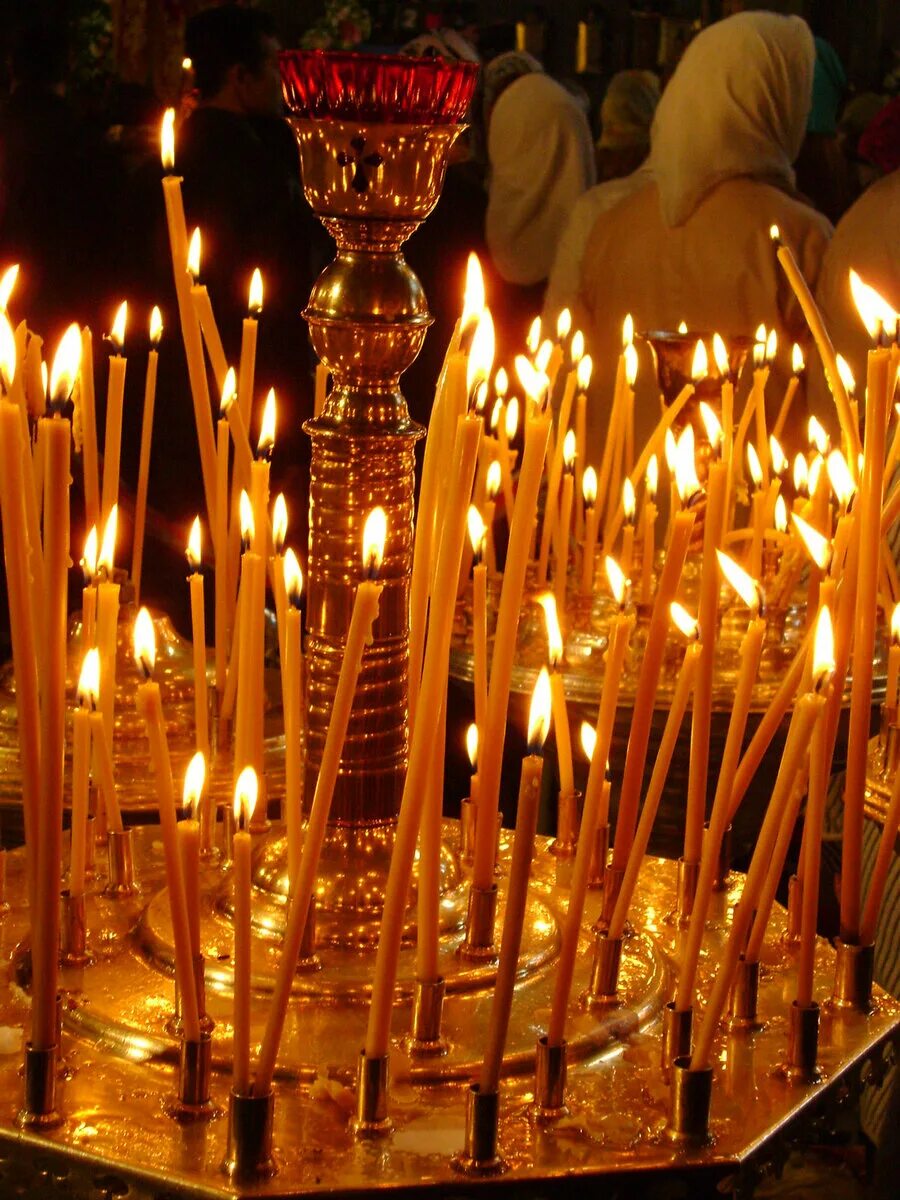 Горящие свечи в церкви. Церковные свечи. Свечи в храме. Пасхальная свеча в церкви. Горящие свечи в храме.