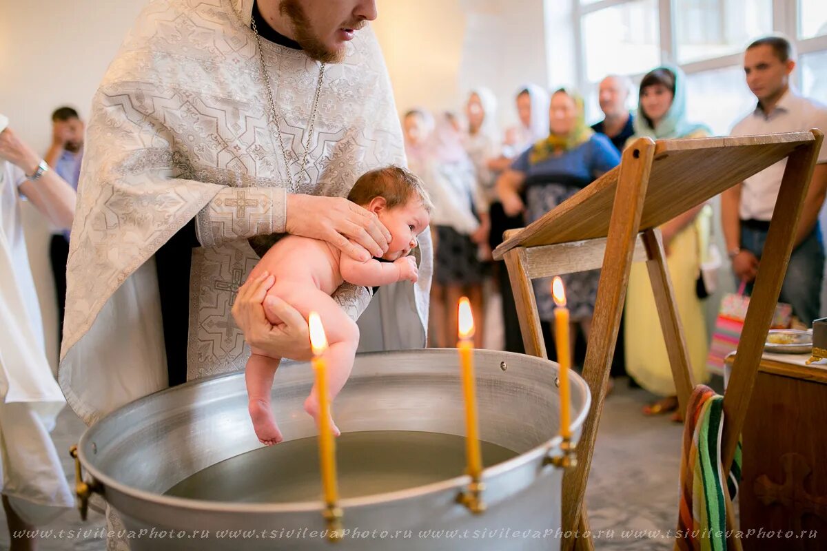 Крещение в храме видео. Крещение ребенка. Обряд крещения. Православные крестины. Крестины в церкви.
