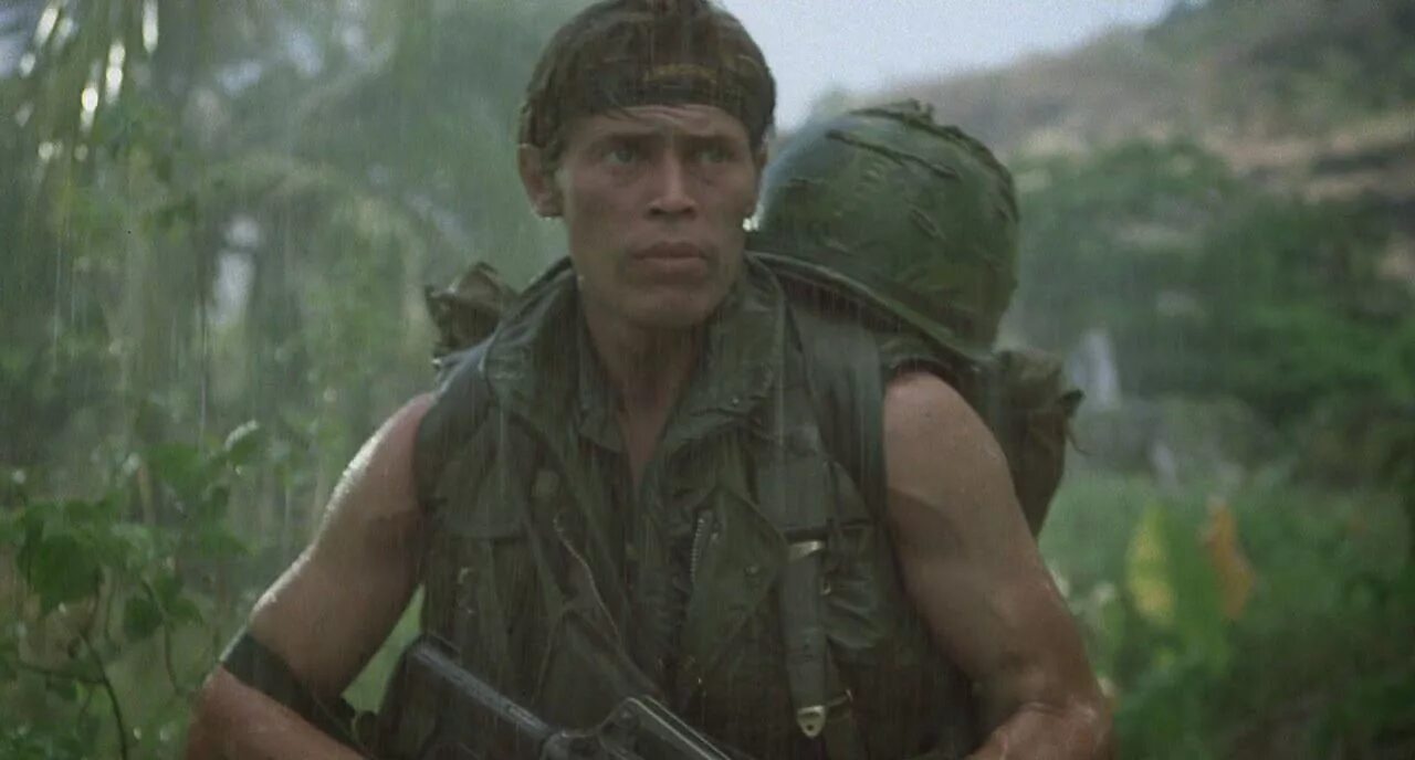 Взвод 1986 джонни депп. Взвод - platoon (1986). Уильям дефо взвод. Уильям дефо взвод. Кевин диллон взвод.