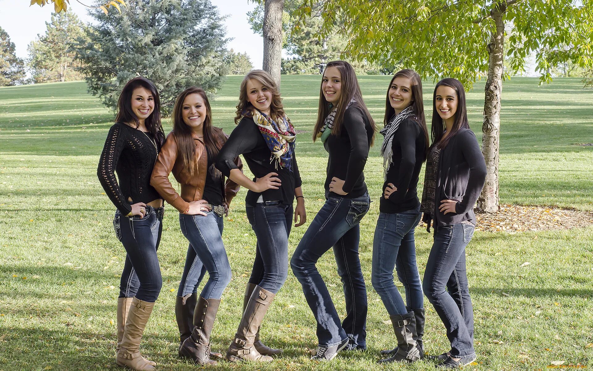 Молодым девкой групповой. Группа девушек. Девушка в джинсах. Несколько девушек. Красивые студентки.