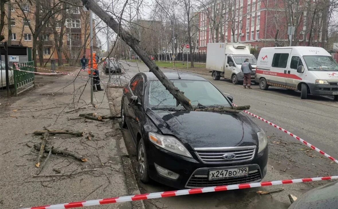 Сильные новости в москве. Сильный ветер в Москве. Сильный ветер в Москве сейчас. Сильныйаетер в Москве сейчас. Последствия сильного ветра.