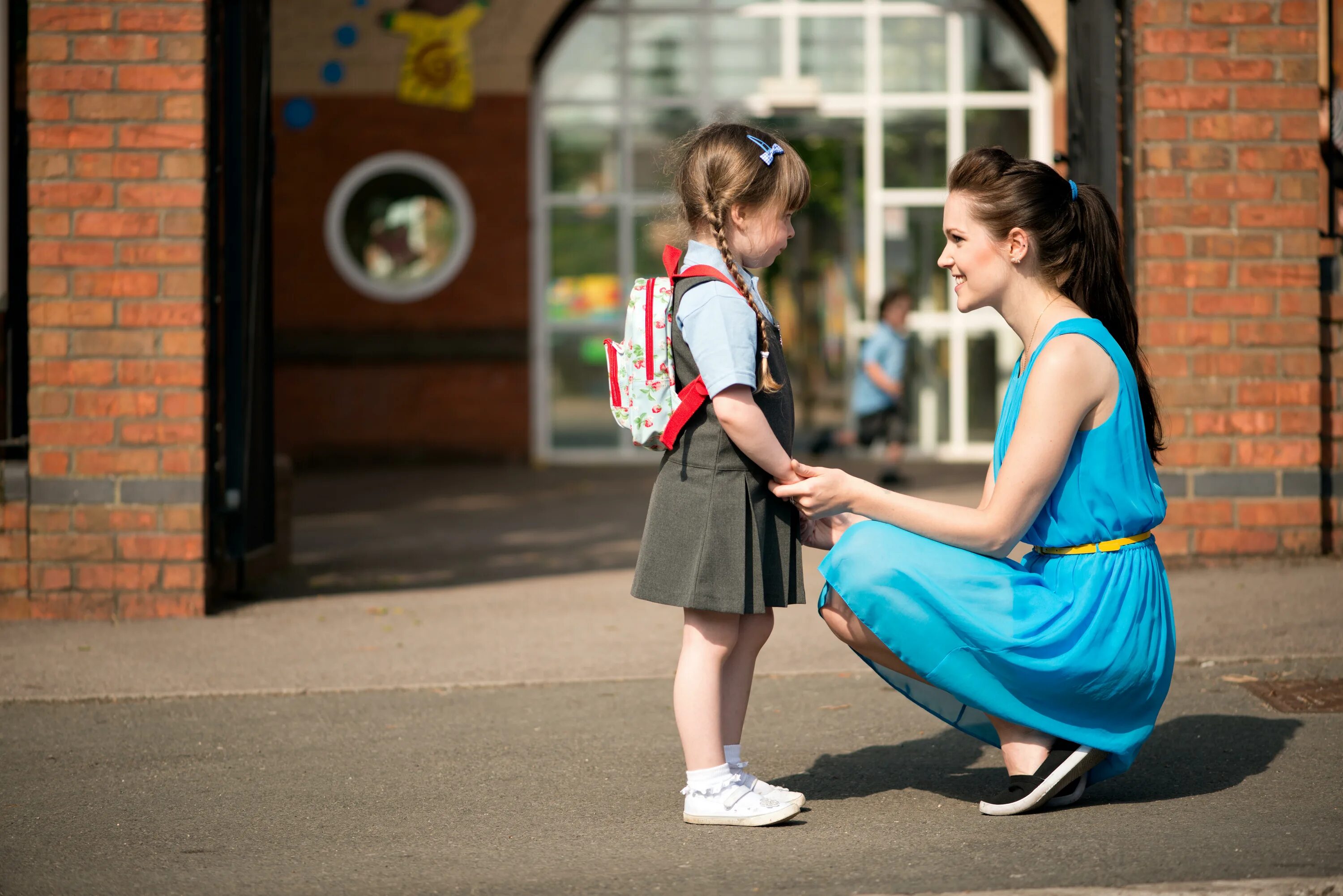 She has gone to school. Первый день Ванессы в школе. School Drop girl. An American Word for the School for small children. The picture shows in the photo i can see описание6 фото.