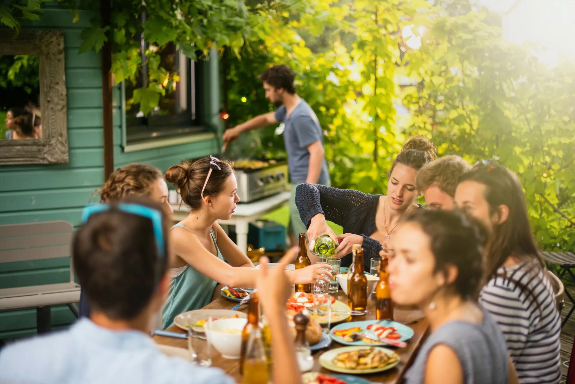 Три женщины на веранде выпивают. Жаркого друзей. Italyans Home Party. Стоковые картинки праздник с вотермарками.