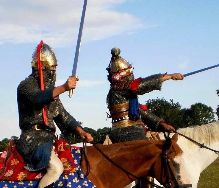 Позднеримская конница. Византийская армия 10 века. Византийская конница катафракты. Англосаксонский воин 11 век. Армия византии 11 век.