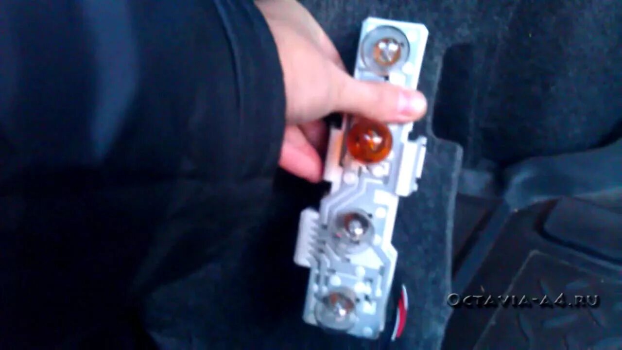 Лампа стоп сигнала шкода октавия а5. Лампа стоп сигнала rapid 2018. Шкода замена лампы стоп сигналов. Лампочка стоп сигнала шкода рапид 2019. Skoda yeti лампа стоп сигнала.