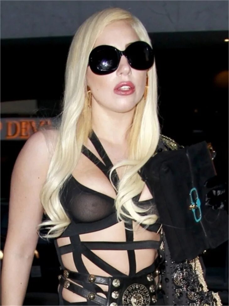 Сиськи Lady Gaga в толпе