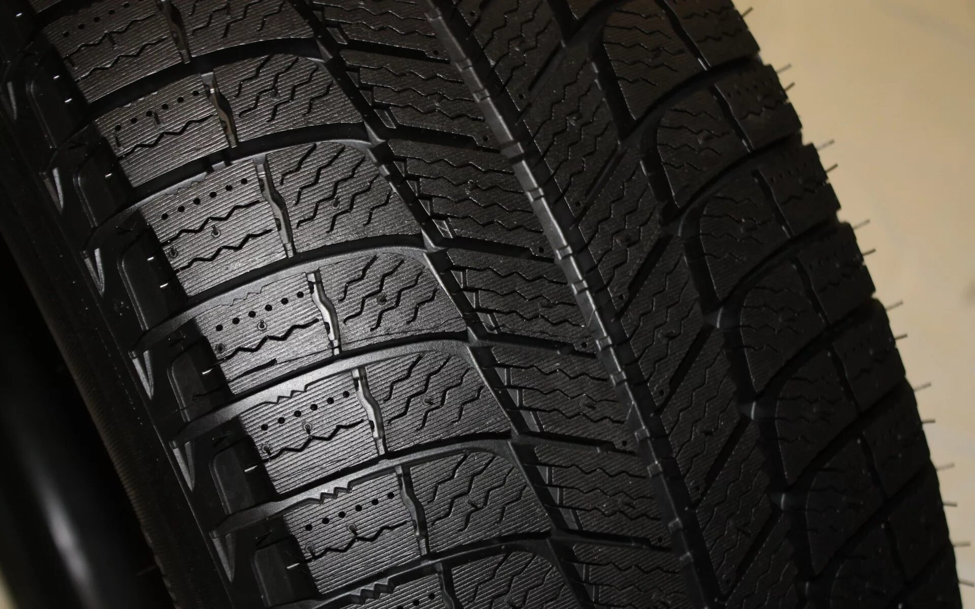 Липучка ханкук р15. Нешипованные зимние. Нешипованные зимние. Шины липучки зимние. Nokian hakkapeliitta truck.