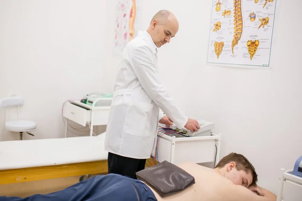 Доктор физиотерапевты. Консультация врача физиотерапевта. Врач физиотерапевт фото. Врач физиотерапевт. Доктор физиотерапевты.