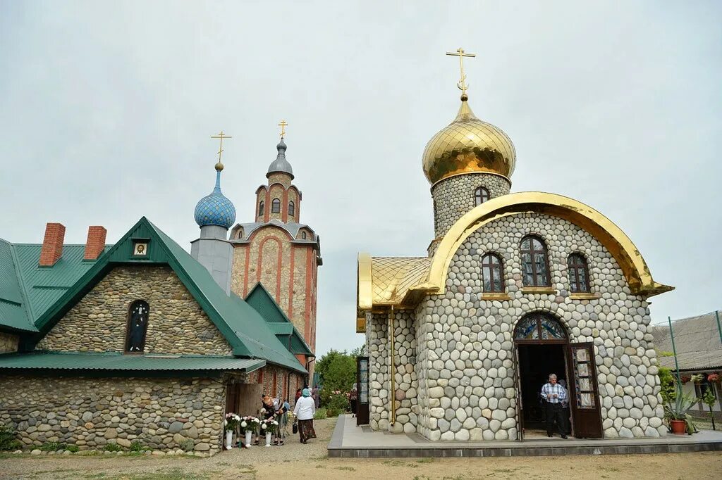 Ст тимашевск. Свято-духов мужской монастырь Тимашевск. Мужской монастырь Краснодарский край Тимашевский. Монастырь в Тимашевске Краснодарский край. Хутор Некрасова Тимашевский район часовня отца Георгия.