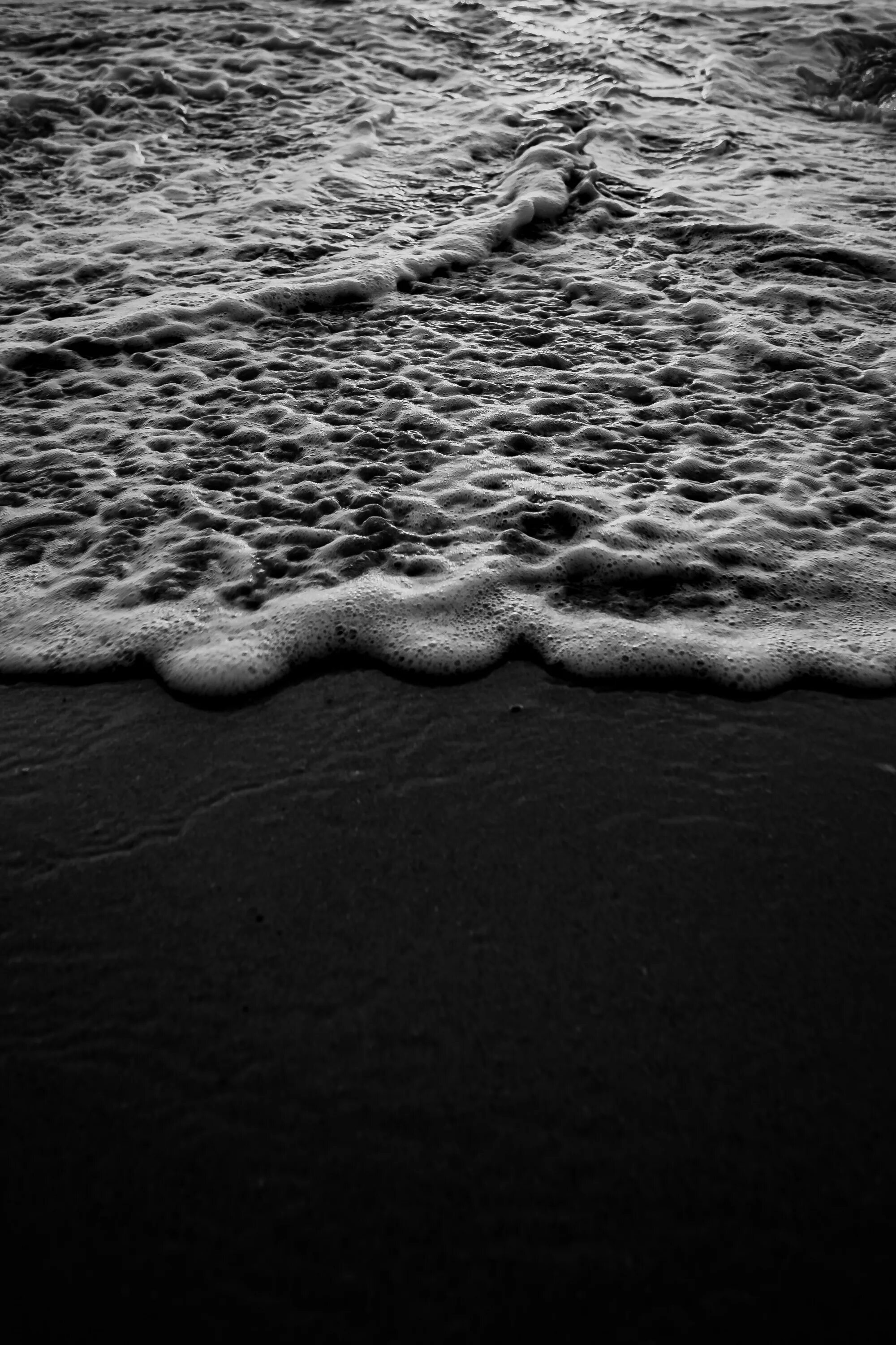 Картинки черные вода. Море. Море черно белое. Черная вода. Черно белые волны.