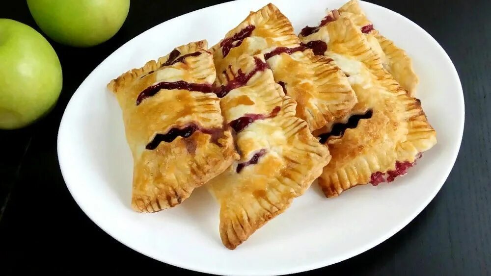 Пирожки из слоёного теста с ягодами. Вишневый слоеный пирог. Слойки. Слоеные трубочки с вишней. Пирог с вишней из слоеного теста.