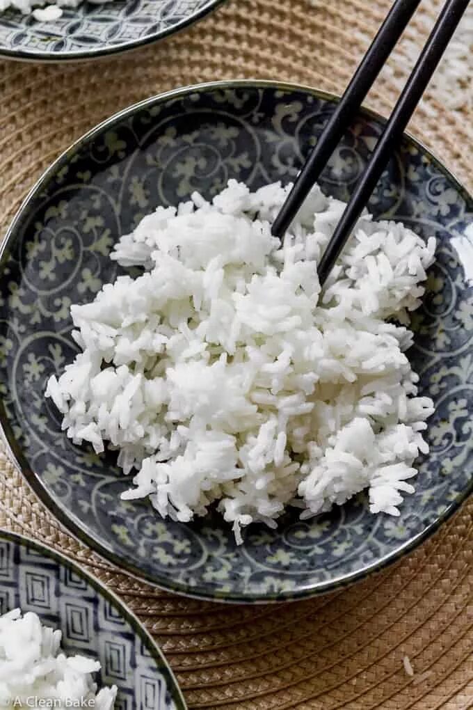 Что можно положить в рис. Рис отварной рассыпчатый. Рис рассыпчатый на гарнир. Рис в тарелке. Белый рассыпчатый рис на гарнир.