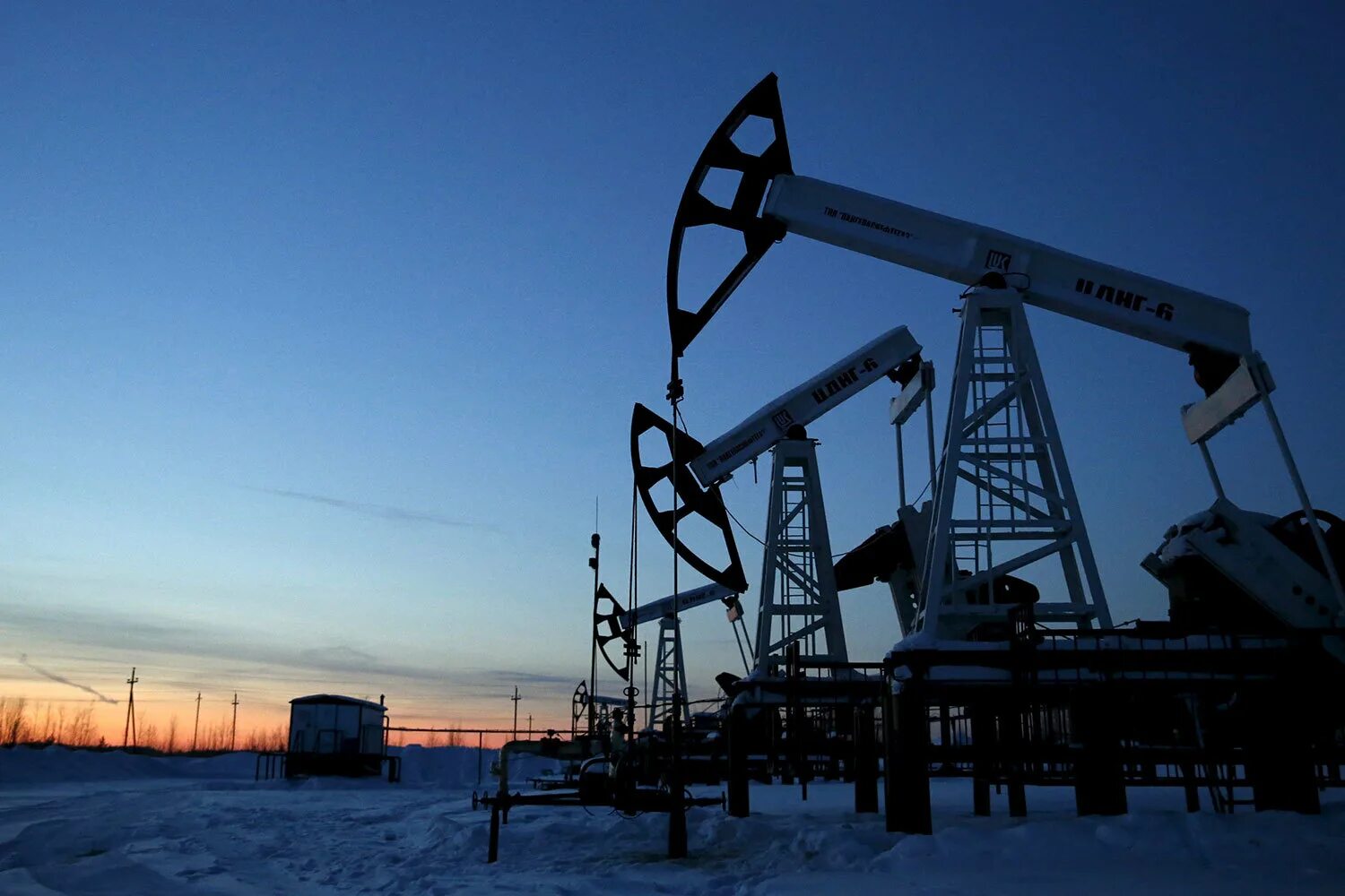 Западно-Сибирский нефтегазовый комплекс. Тюмень месторождения нефти и газа. Западно Сибирское месторождение нефти. Сибирь - нефтяное месторождение - вышка нефтяная..