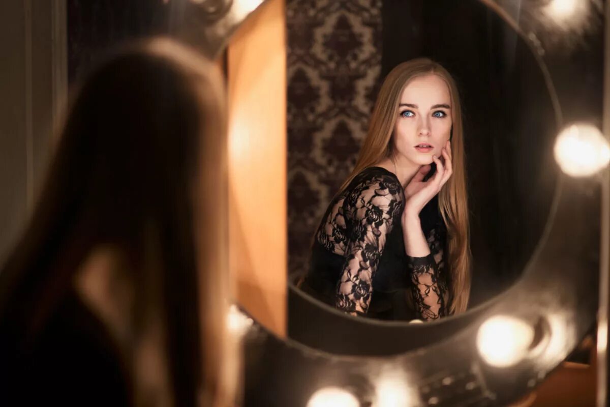 Девушка в зеркале. Девушка в зеркале. Девушка в зеркале. Девушкапеиед зеркалом. Картинки девушек перед зеркалом.
