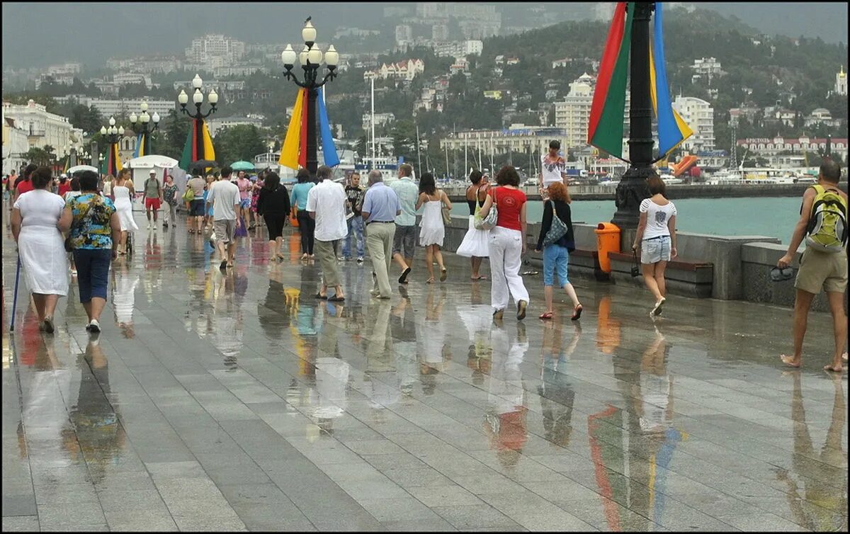 Ялта осадки. Ялта дождь. набережная ялты дождь. крым ялта дождь. ялта набережная после дождя.