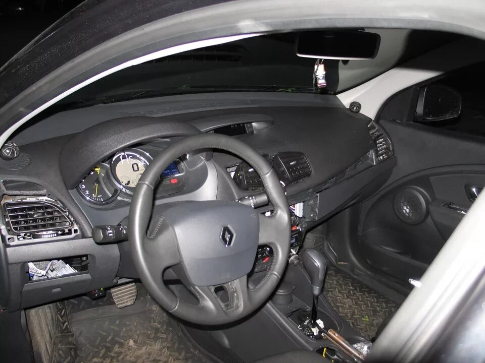 Флюенс торпеда. Рено флюенс 3 салон. Торпеда на флюенсе. Торпеда флюенс. Renault fluence 2014 салон.