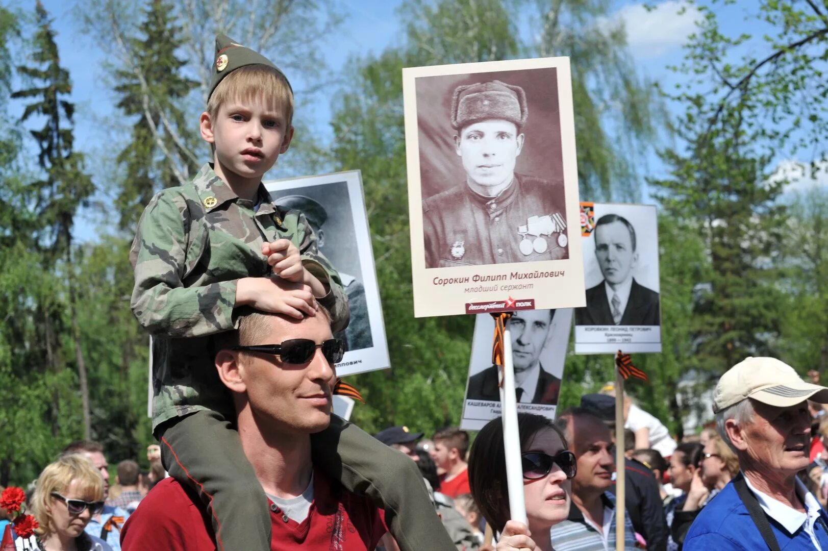 Бессмертный полк фото как оформить. Бессмертный полк. Дети на параде Бессмертный полк. Бессмертный полк портреты. Бессмертный полк фото.