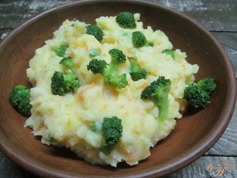 Пюре из брокколи и картофеля. Пюре из капусты брокколи. картофельное пюре с брокколи. пюре с брокколи и картошкой. пюре картофельное с брокколи и цветной капустой.