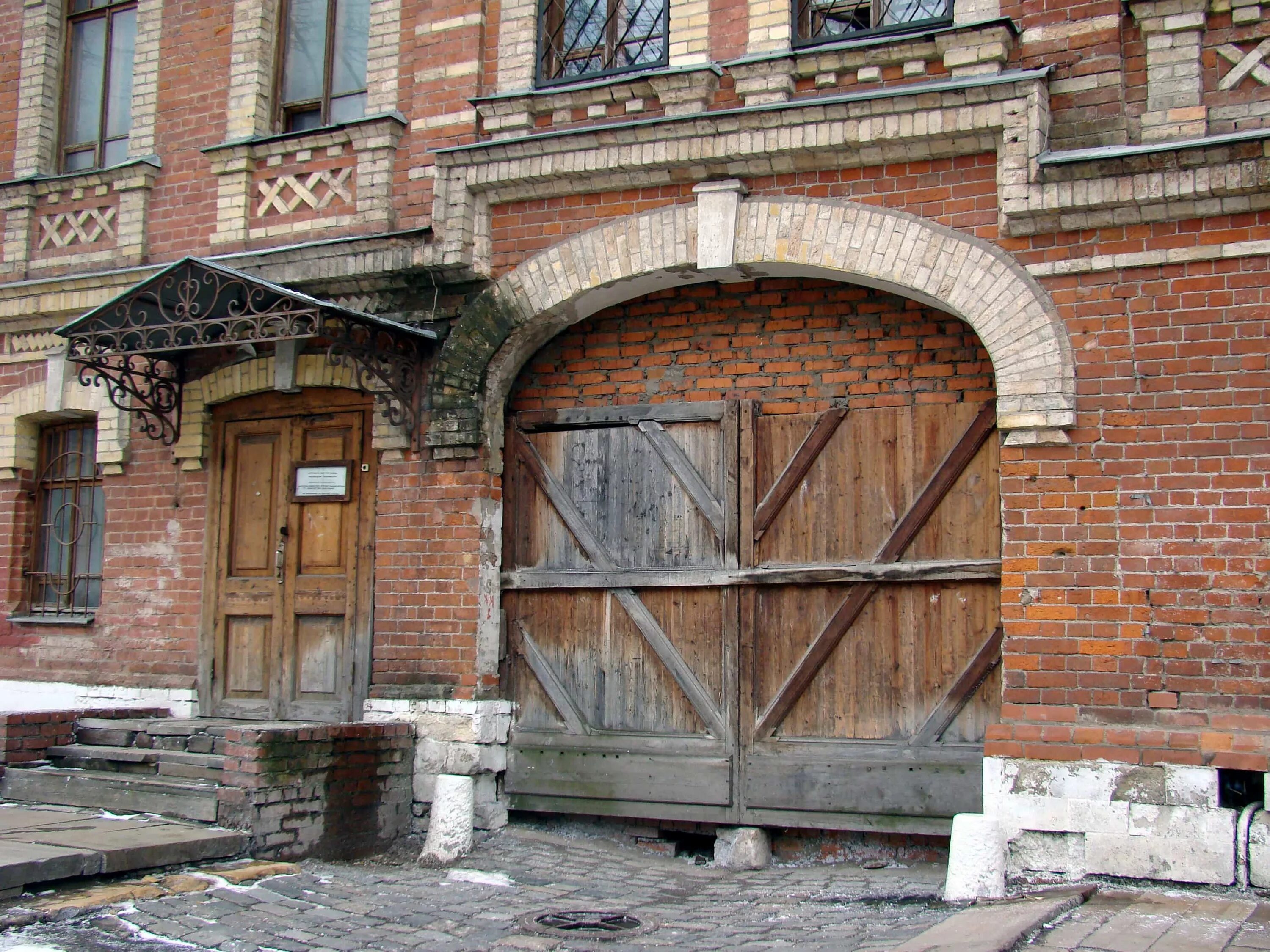 В управлении старые дома