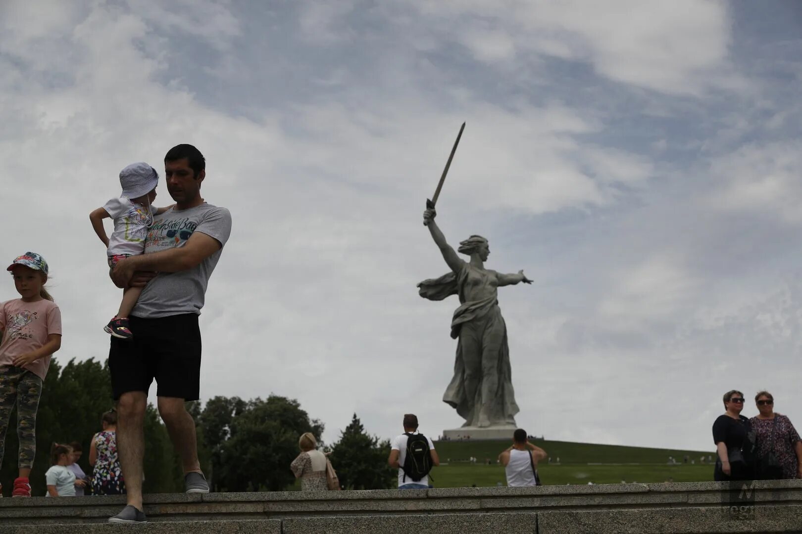 Статуя Мамаев Курган. Мамаев Курган Родина мать. Монумент Родина мать зовёт на Мамаевом Кургане. Памятник Родина-мать на Мамаевом Кургане.