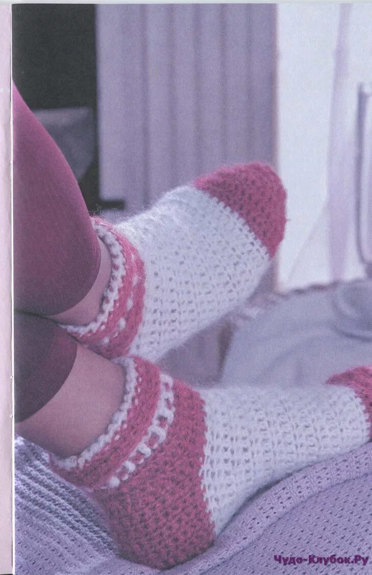 Розово белые носки. Носочки крючком женские. Розовые вязаные носки. Милые носки крючком. Бело розовые носки.