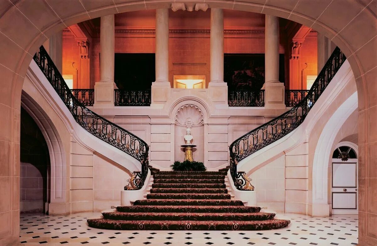 Грейнджер Холл особняк лестница. Дворец Останкино парадная лестница. Резиденция Версаль Рублевка. Лестница послов Версаль. Д хол