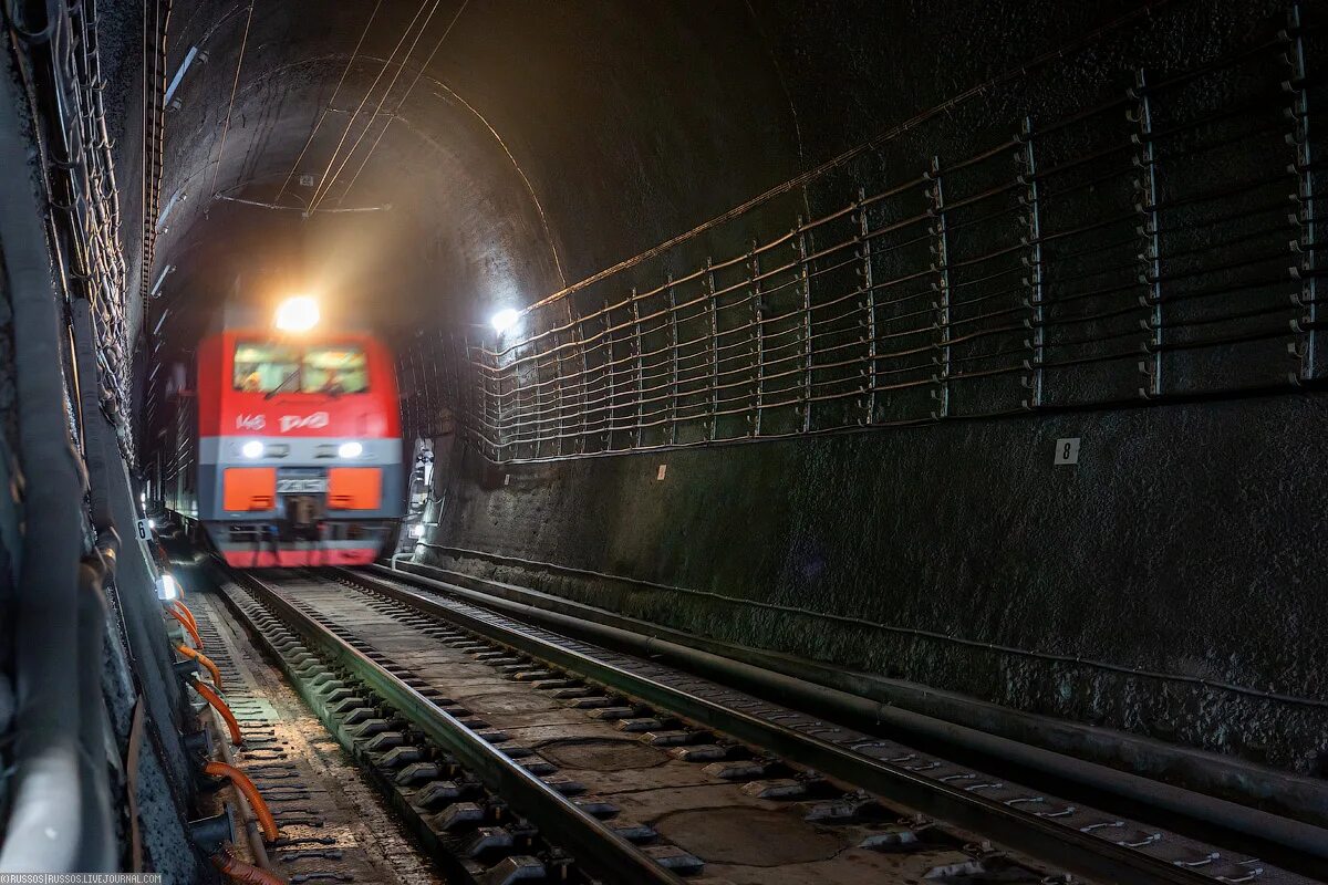 Перед входом в тоннель пассажирского поезда. Томусинский Железнодорожный тоннель. Воронежский ЖД тоннель. Поезд в тоннеле. Тоннель метро.