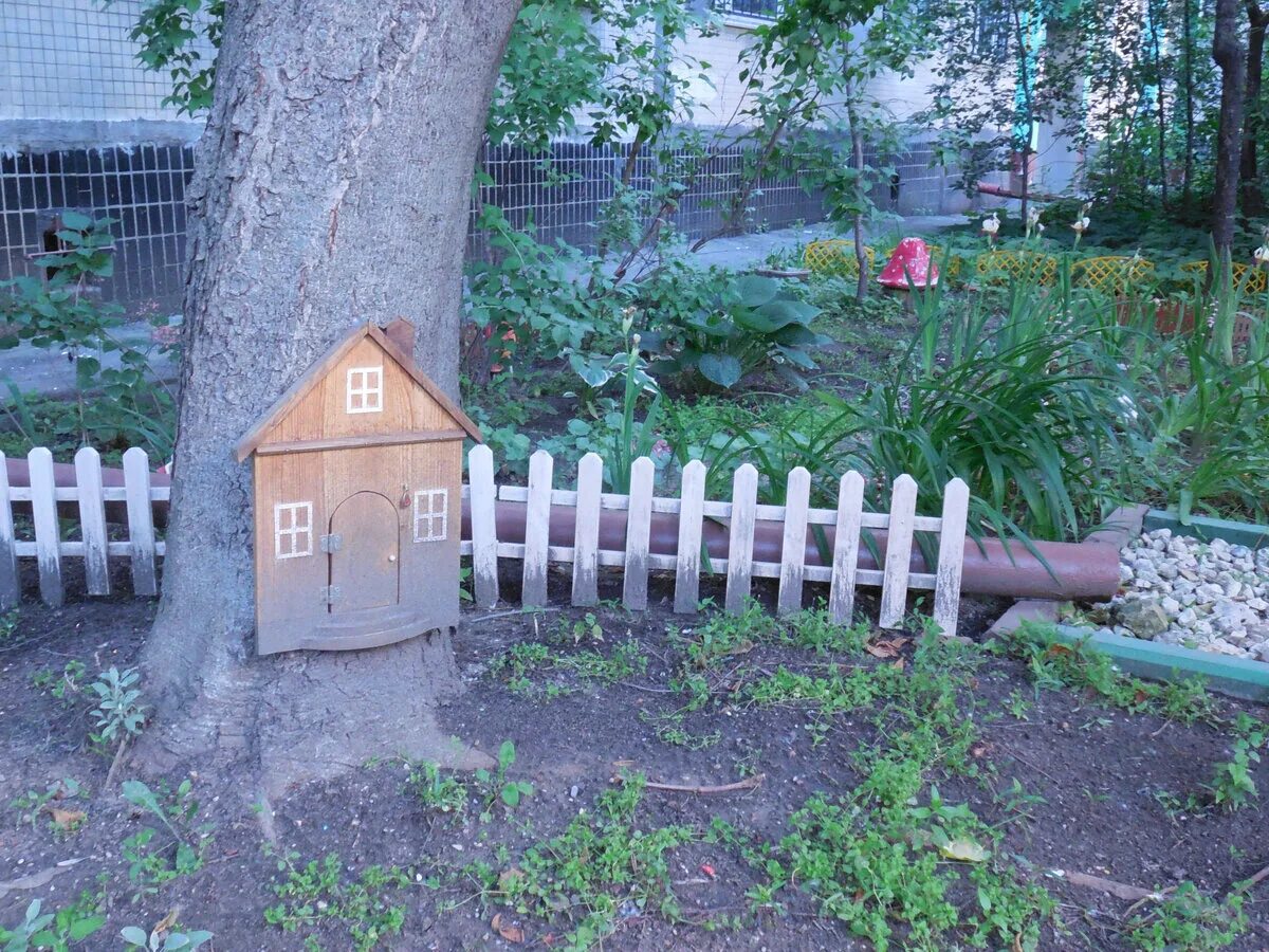 заборчик из пластиковых ящиков