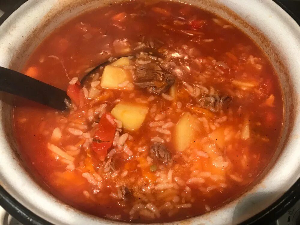 Суп с помидорами и картошкой. Рисовый харчо. Томатный суп с говядиной. Суп с рисом и мясом. Томатный суп с рисом и мясом.