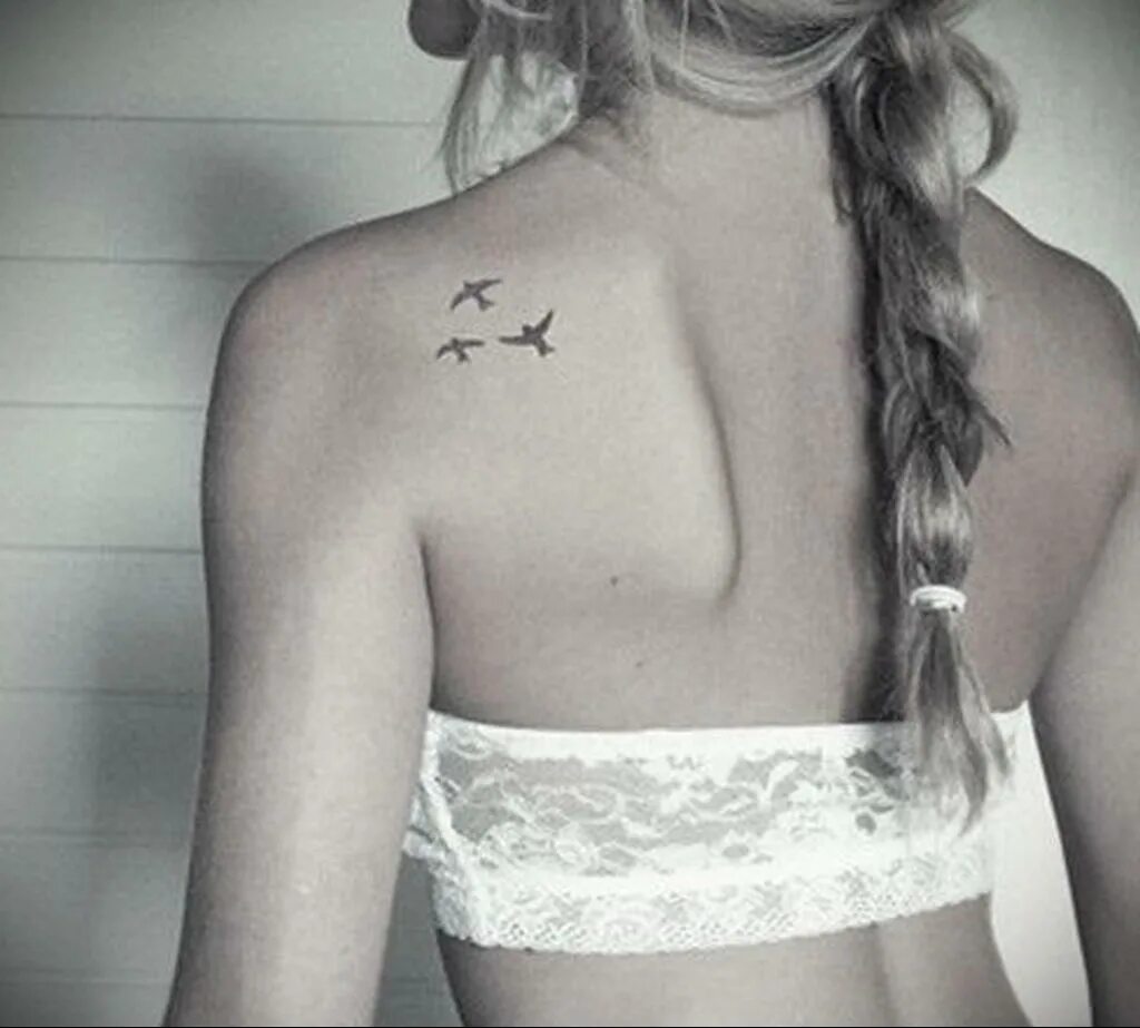 Тату на лопатке для девушек. Тату со смыслом на лопатке. Перекрытие тату. Эскизы татуировок на лопатку. Тату со смыслом на лопатке.