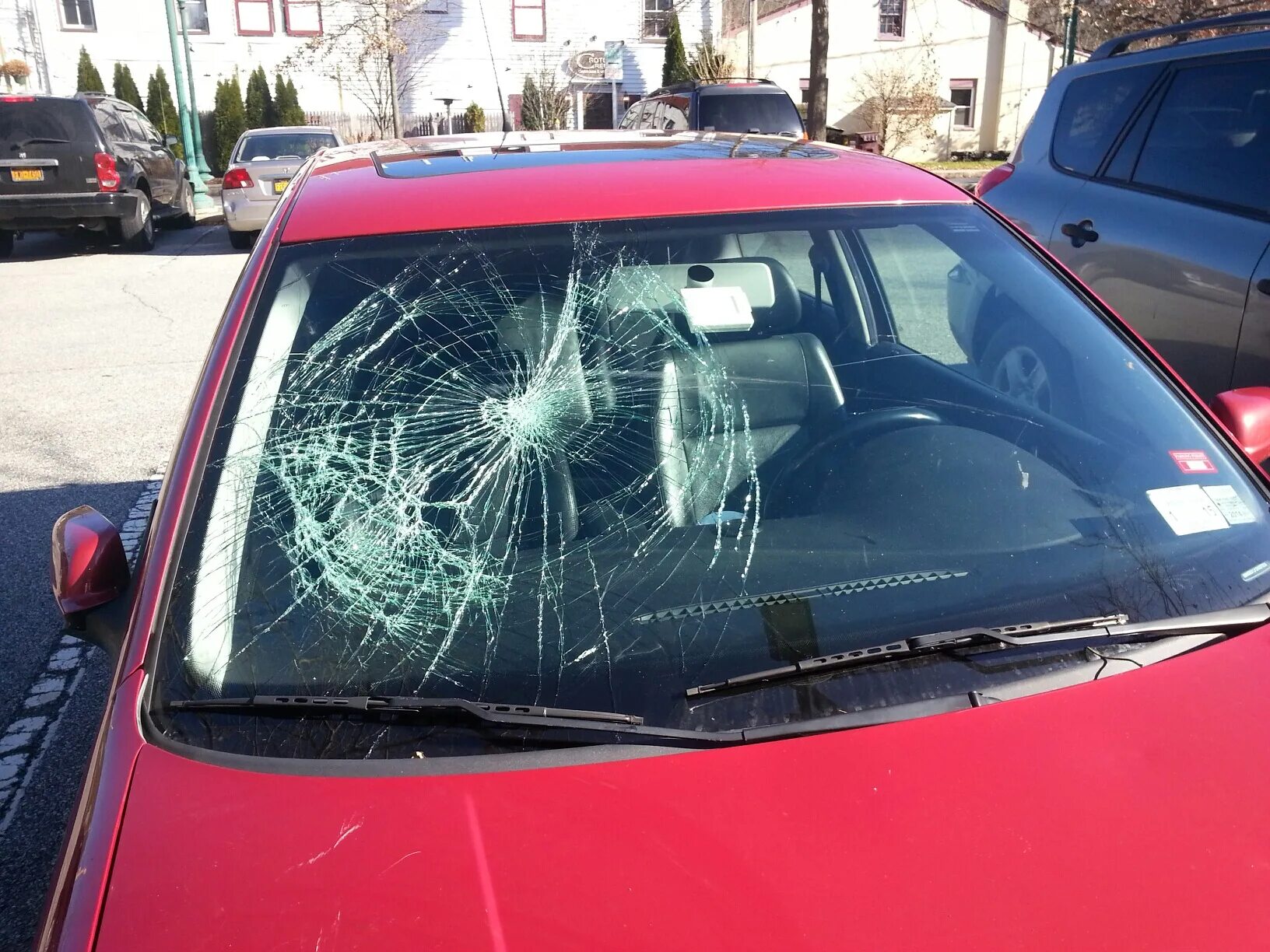 Разбитое лобовое стекло машины