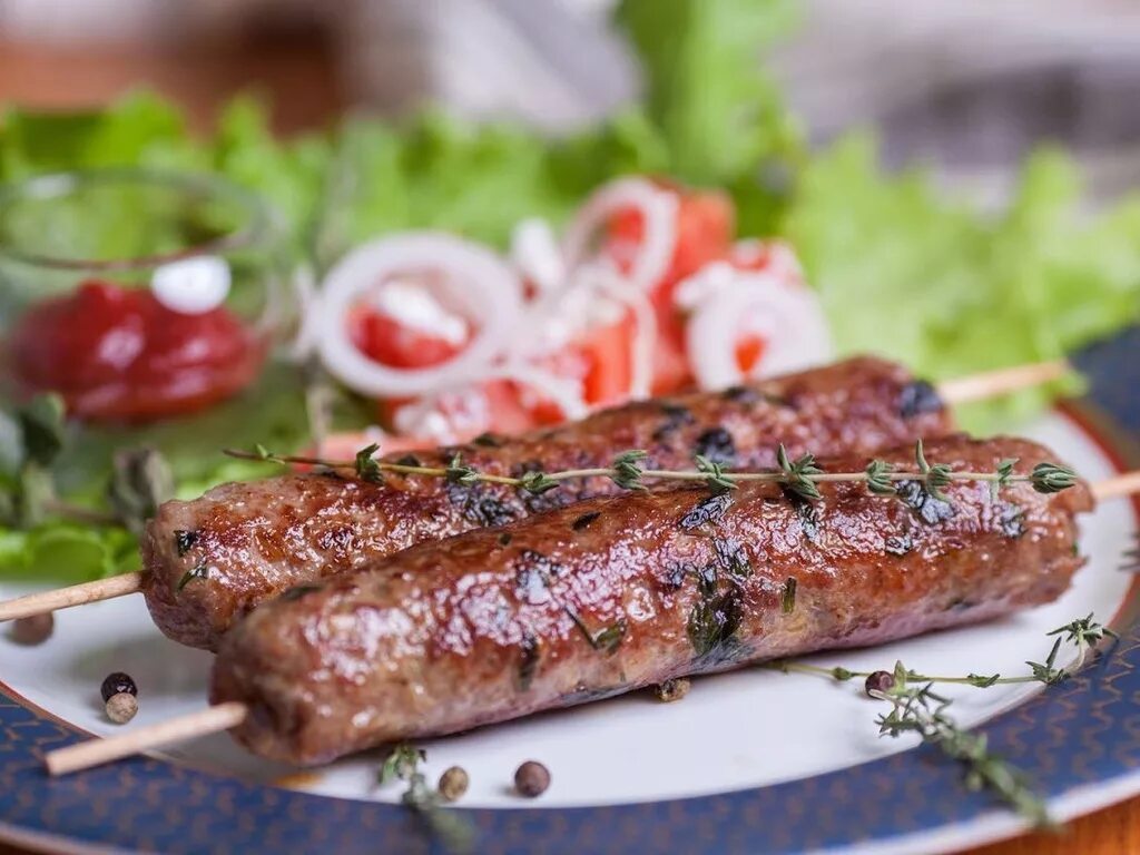 Колбаски для гриля чевапчичи. Сербская кухня чевапчичи. Сербские колбаски чевапчичи. Плескавица/чевапчичи «у сомуну». Колбаски для гриля рецепт