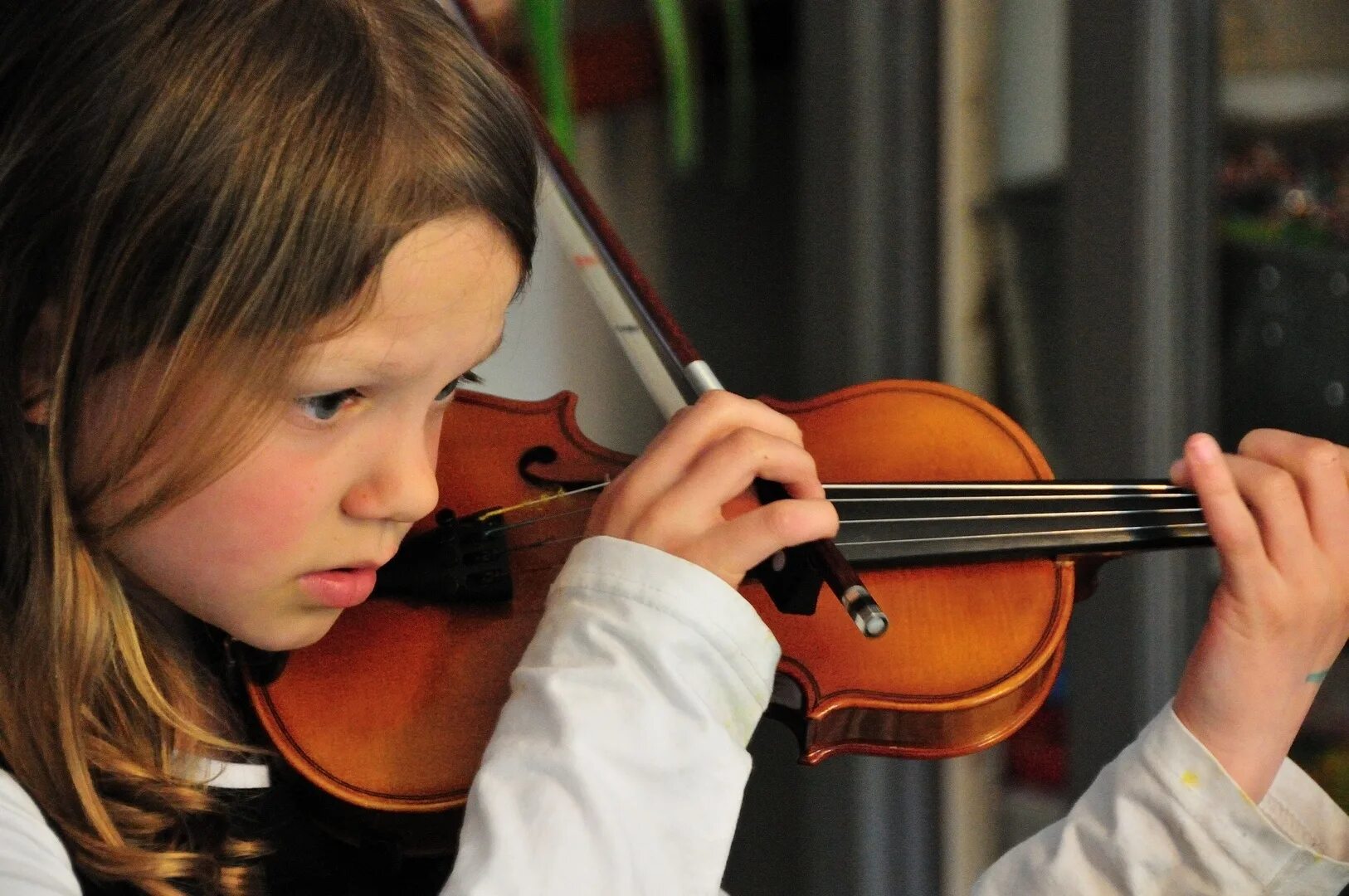 My brother played the violin. Ребенок играющий на скрипке. Скрипка для детей. Ребенок девочка скрипка. Дети играют на скрипке обучается.