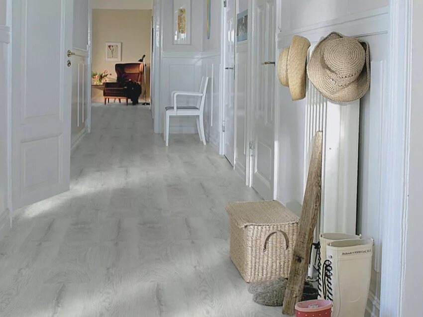 светлый пол в интерьере. белый линолеум в коридоре. Ter hurne дуб лофт. ламинат pergo приусадебный дуб. интерьер с белыми дверями и плинтусами.