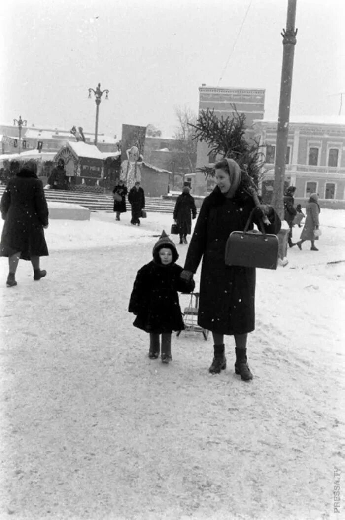 Советские зимние фото. Детство зимой в ссср. дети ссср зимой. зима в советском союзе. советские зимние фотографии.