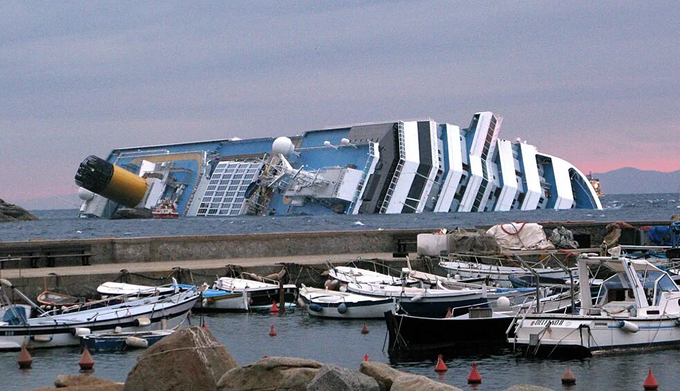 Крушение конкордии. Крушение Коста Конкордии. Крушение лайнера Costa Concordia Капитан. Капитан Коста Конкордия судно. Коста Конкордия 2020.