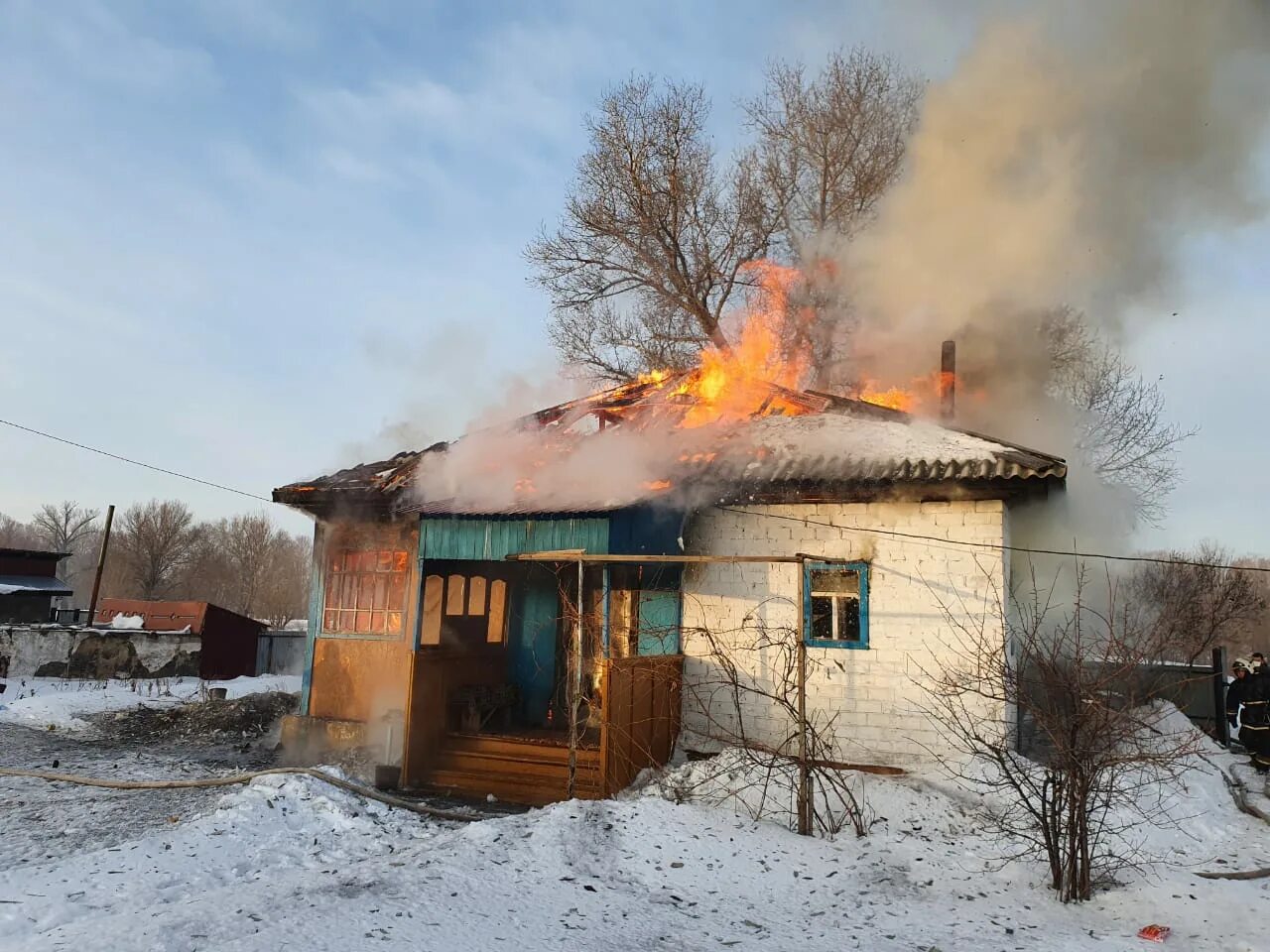 Погода семей по часам. Пожар в Семее. Дом Семее. В малой Дубне в марте горел дом. В Онеге сгорел частный дом.