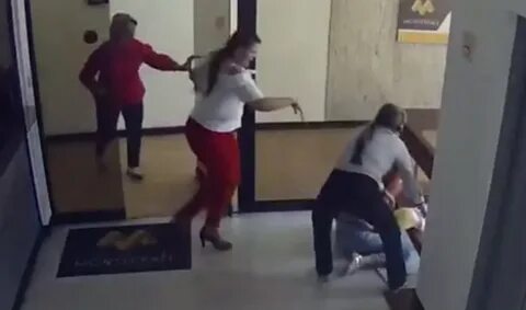 Упал шкаф видео