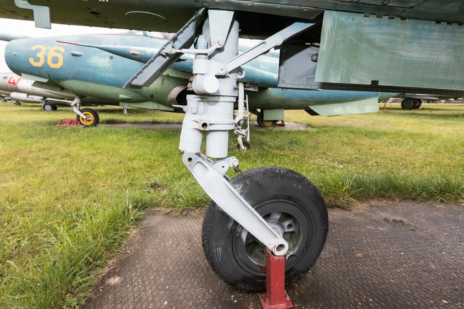 Шасси выпущены. Су-25 шасси. су-25 переднее шасси. передняя опора шасси су-25. стойка шасси су-25.
