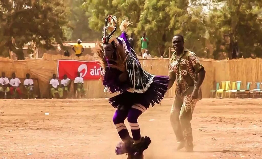 Ролики где танцуют. Танцы папуасов прикольные. Смешной танец папуасов. Африканские танцы смешные. Смешной танец африканцев.